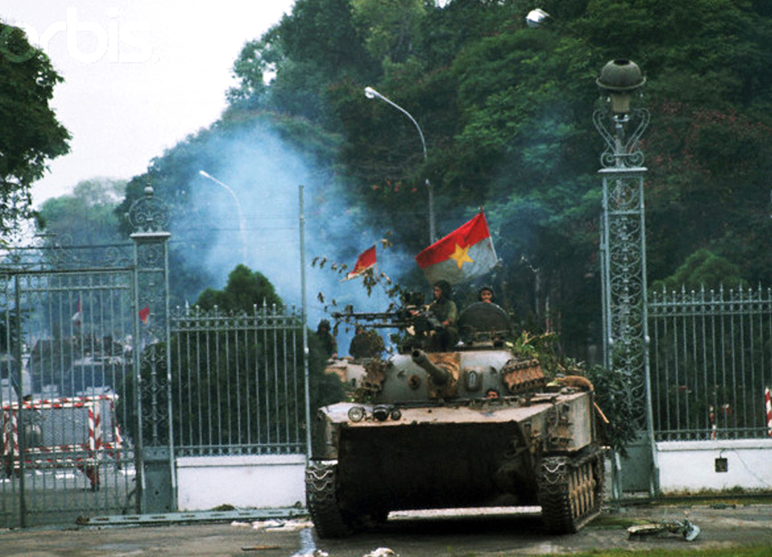 Xe tăng quân giải phóng tiến vào Dinh Độc lập ngày 30/4/1975. Ảnh: T.L