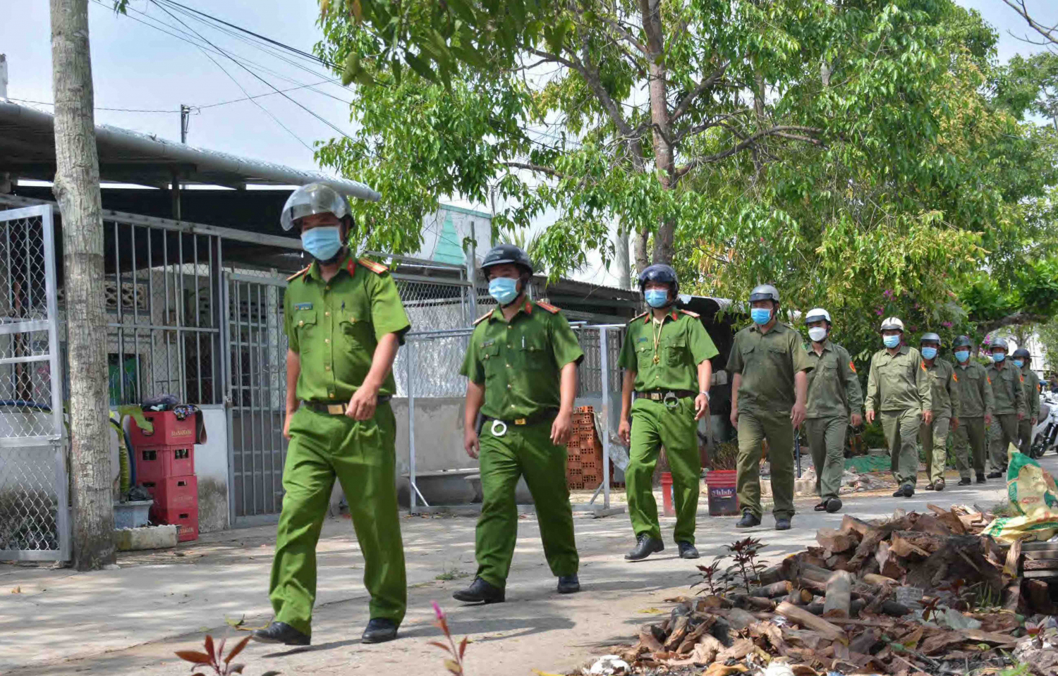 Đội dân phòng cơ động xã Vĩnh Hòa Hưng Nam (Gò Quao) tham gia cùng lực lượng Công an xã tổ chức tuần tra tuyến đường trọng điểm trên địa bàn xã.