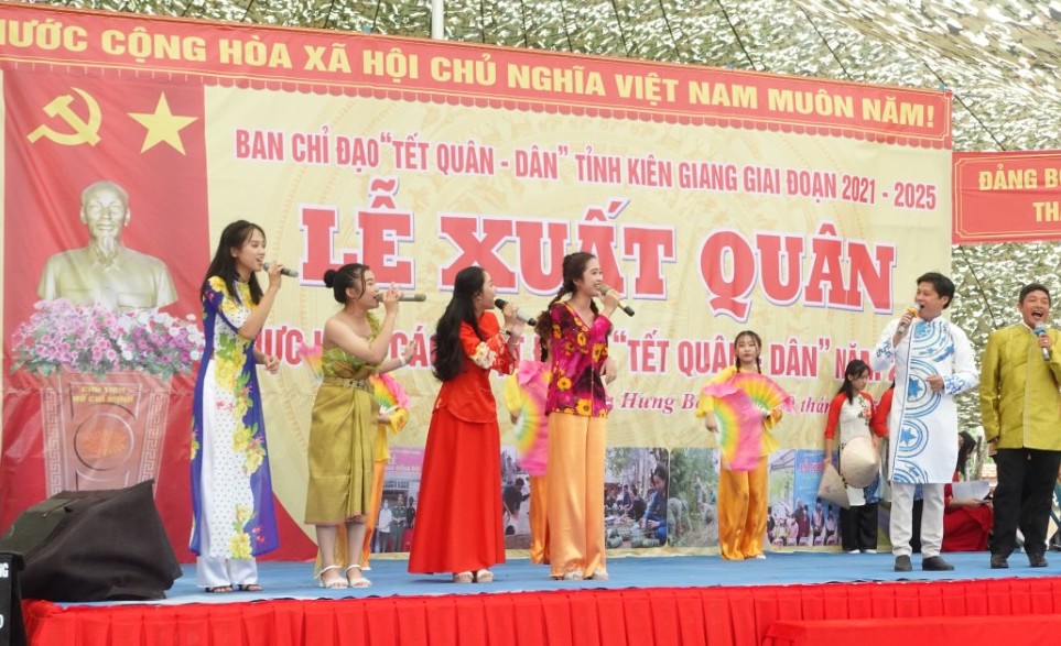 Tiết mục văn nghệ chào mừng Lễ xuất quân thực hiện các hoạt động Tết Quân - Dân tại xã Vĩnh Hòa Hưng Bắc, huyện Gò Quao. Ảnh: Thu Oanh