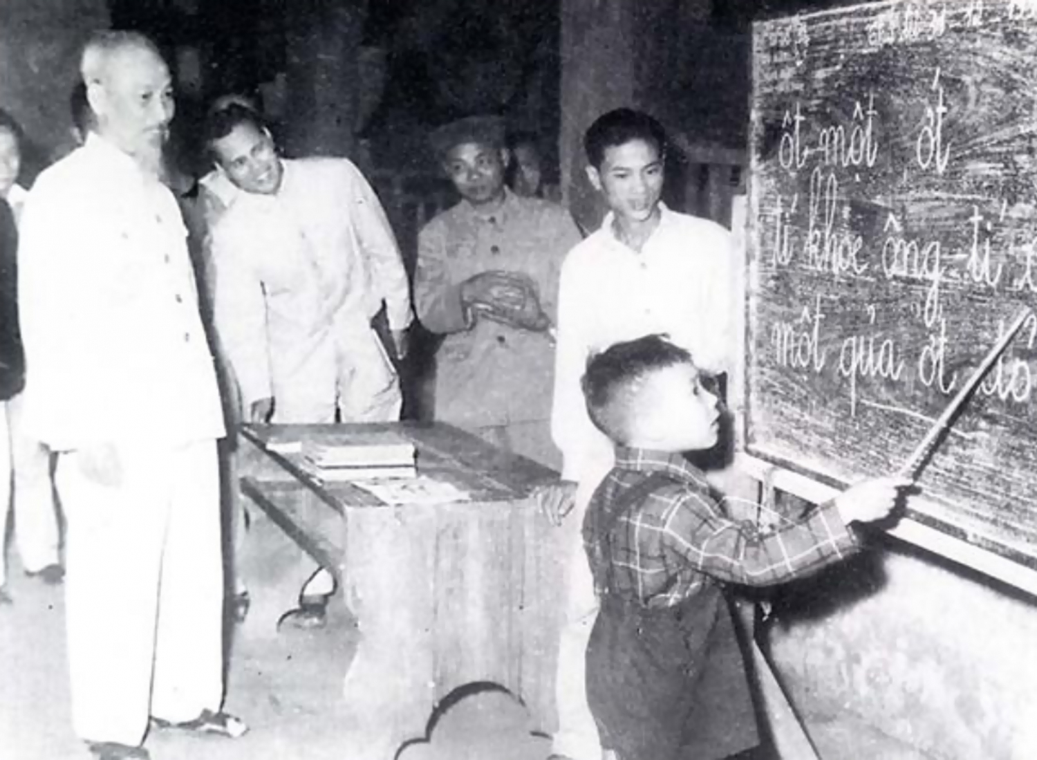 Bác Hồ thăm lớp học vỡ lòng tại phố Hàng Than, Hà Nội, năm 1958. Ảnh: TL