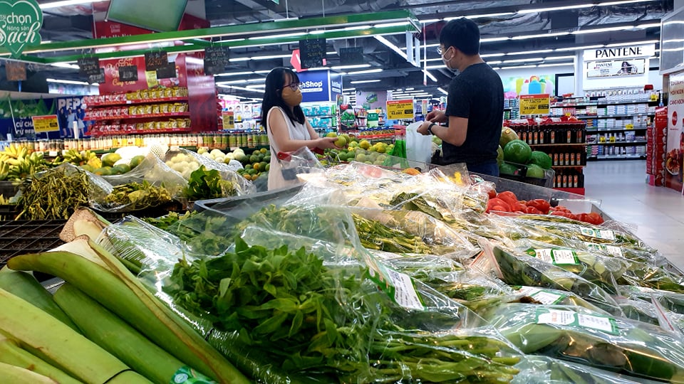 Người dân chọn mua thực phẩm tại siêu thị Vinmart. Ảnh: ST