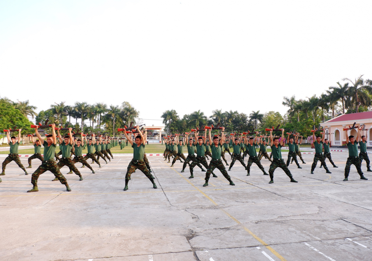 Chiến sĩ mới luyện tập thể dục có súng.