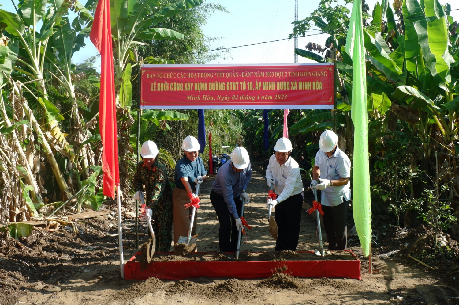 Đại biểu thực hiện nghi thức khởi công xây dựng đường giao thông nông thôn tại ấp Minh Hưng, xã Minh Hòa. Ảnh: Thu Oanh