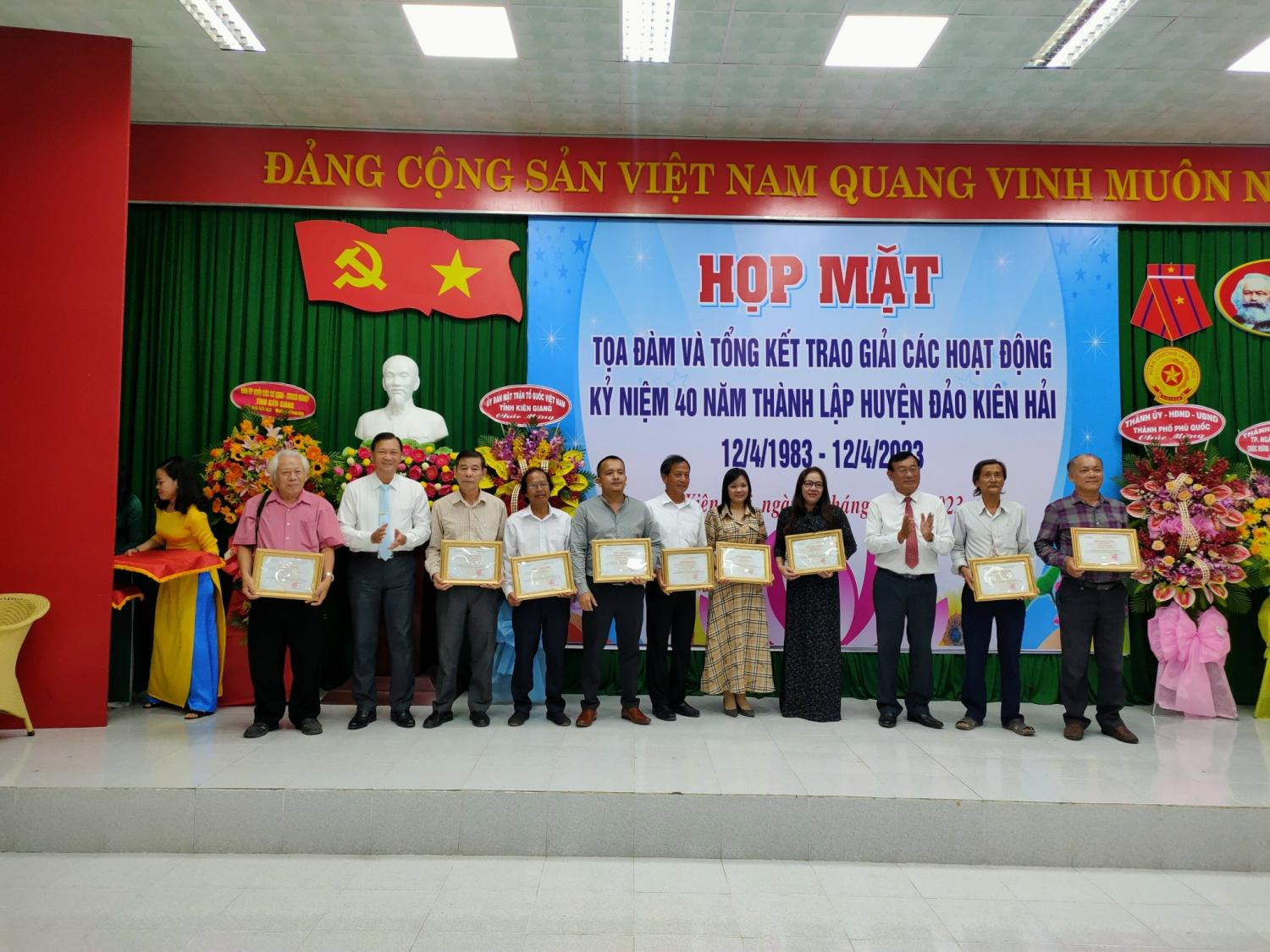 Đồng chí Nguyễn Thiện Cẩn, Chủ tịch Hội Văn học Nghệ thuật tỉnh và đồng chí Trần Quốc Việt, Bí thư Huyện ủy Kiên Hải, trao giải cho các tác giả. Ảnh: Út Chuyền