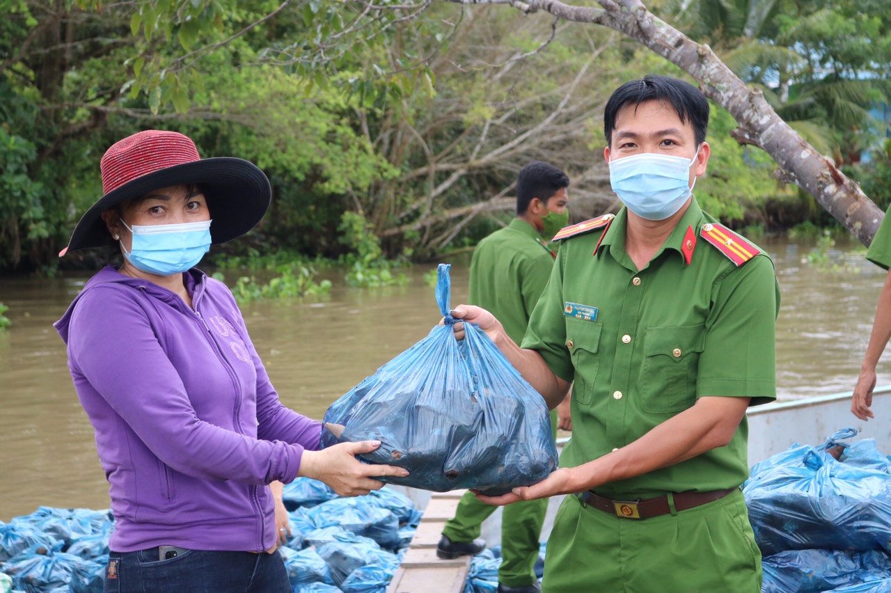 Đồng chí Nguyễn Tấn Đậu tham gia giải cứu khoai lang cho nông dân huyện Giồng Riềng.