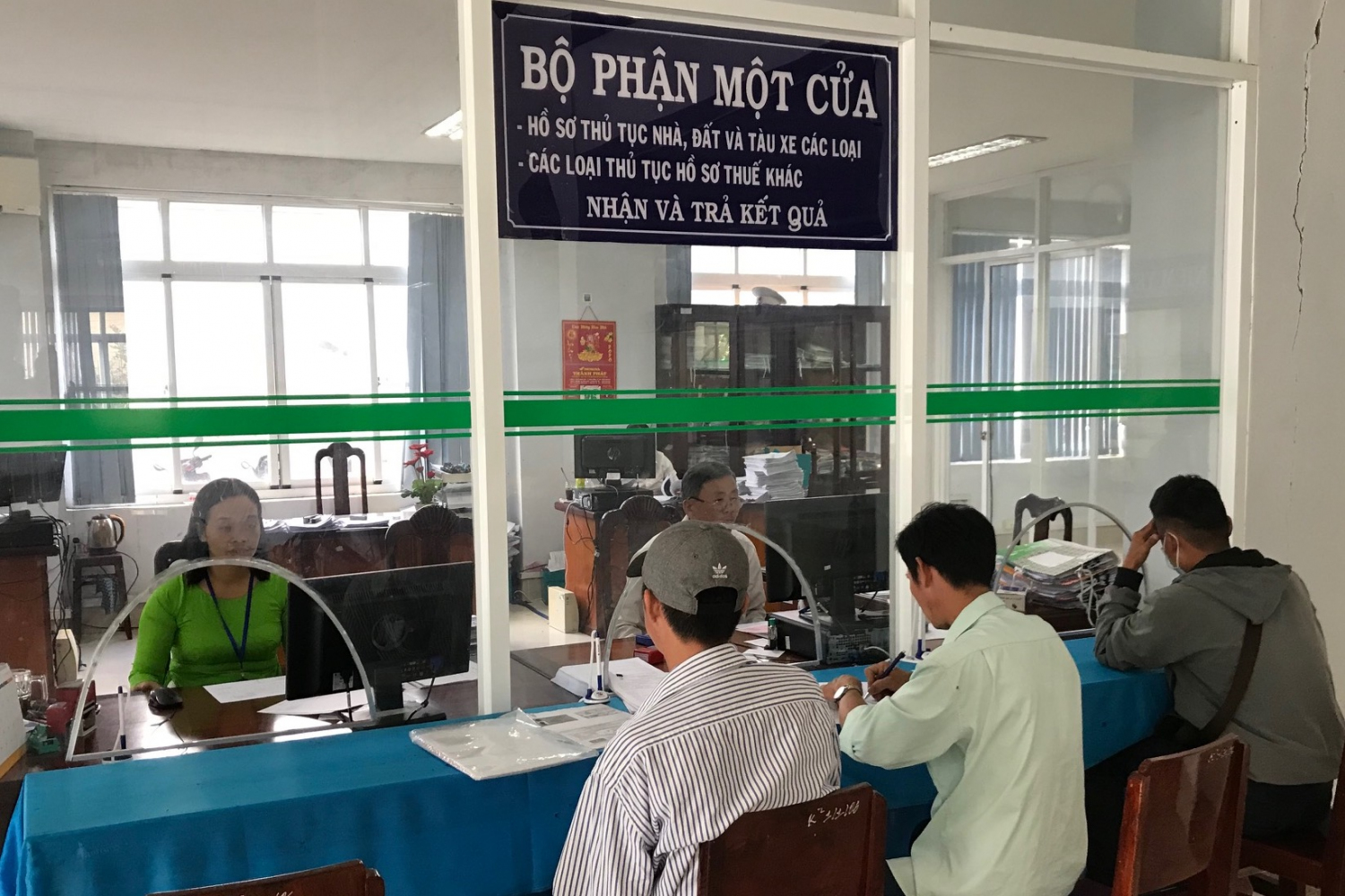 Người dân đến kê khai nộp lệ phí trước bạ tại Chi cục Thuế khu vực Châu Thành - Tân Hiệp.