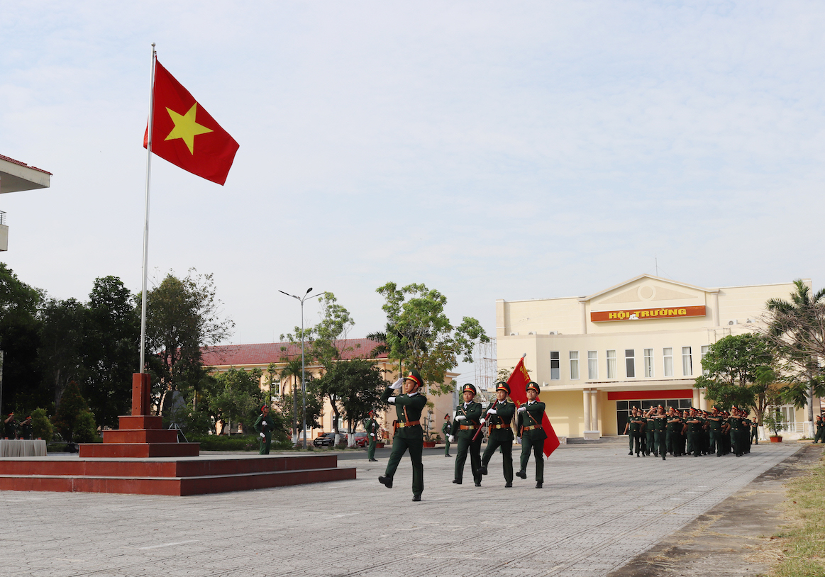 Lực lượng vũ trang tỉnh duyệt đội ngũ tại lễ ra quân huấn luyện năm 2023.