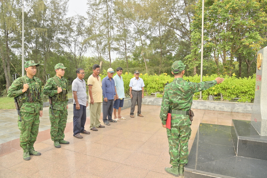 Cán bộ Đồn Biên phòng Cửa khấu Quốc tế Hà Tiên tuyên truyền cho người dân tham gia bảo vệ cột mốc chủ quyền biên giới quốc gia.