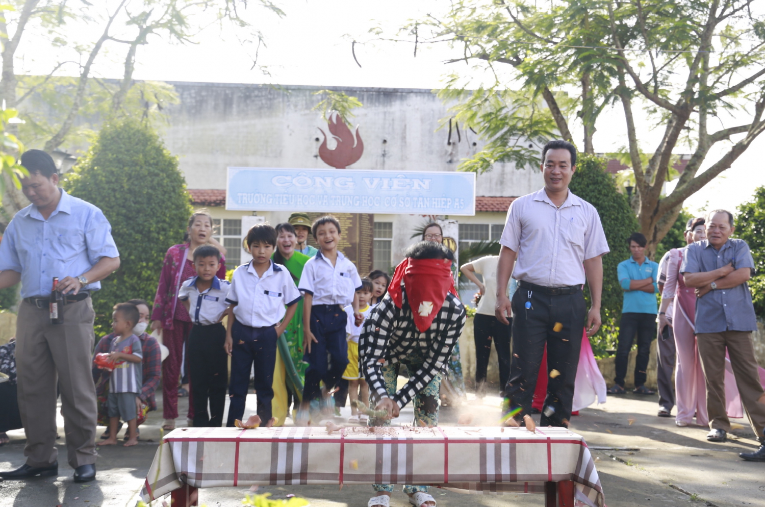 Người dân ấp Kênh 5A, xã Tân Hiệp A, huyện Tân Hiệp tham gia trò chơi tại Ngày hội đại đoàn kết toàn dân tộc năm 2023. Ảnh: Thu Oanh