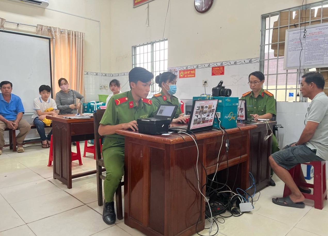 Người dân làm căn cước công dân và định danh điện tử mức độ 2, tại Phòng Cảnh sát quản lý hành chính về trật tự xã hội Công an tỉnh.