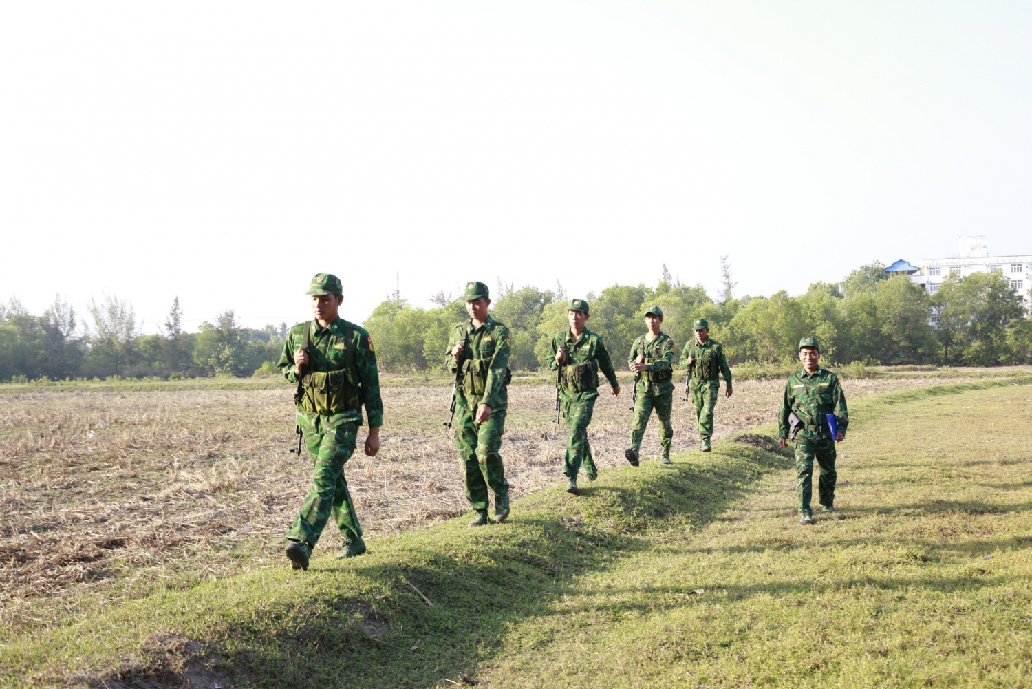 Cán bộ, chiến sĩ Đồn Biên phòng cửa khẩu quốc tế Hà Tiên tuần tra trên tuyến biên giới. Ảnh: Thu Oanh