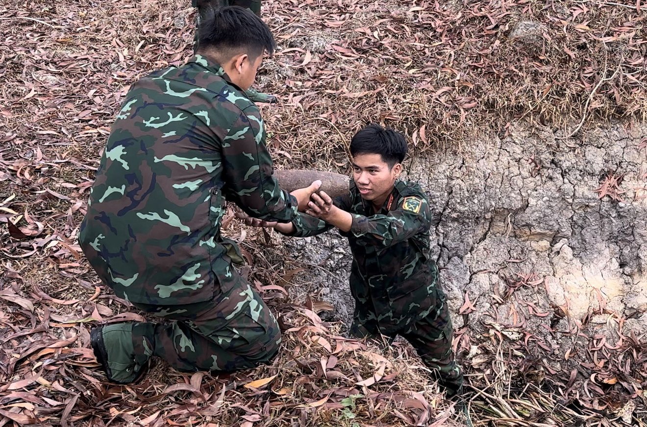 Cán bộ, chiến sĩ Đại đội Công binh thu gom bom, mìn còn sót lại sau chiến tranh.