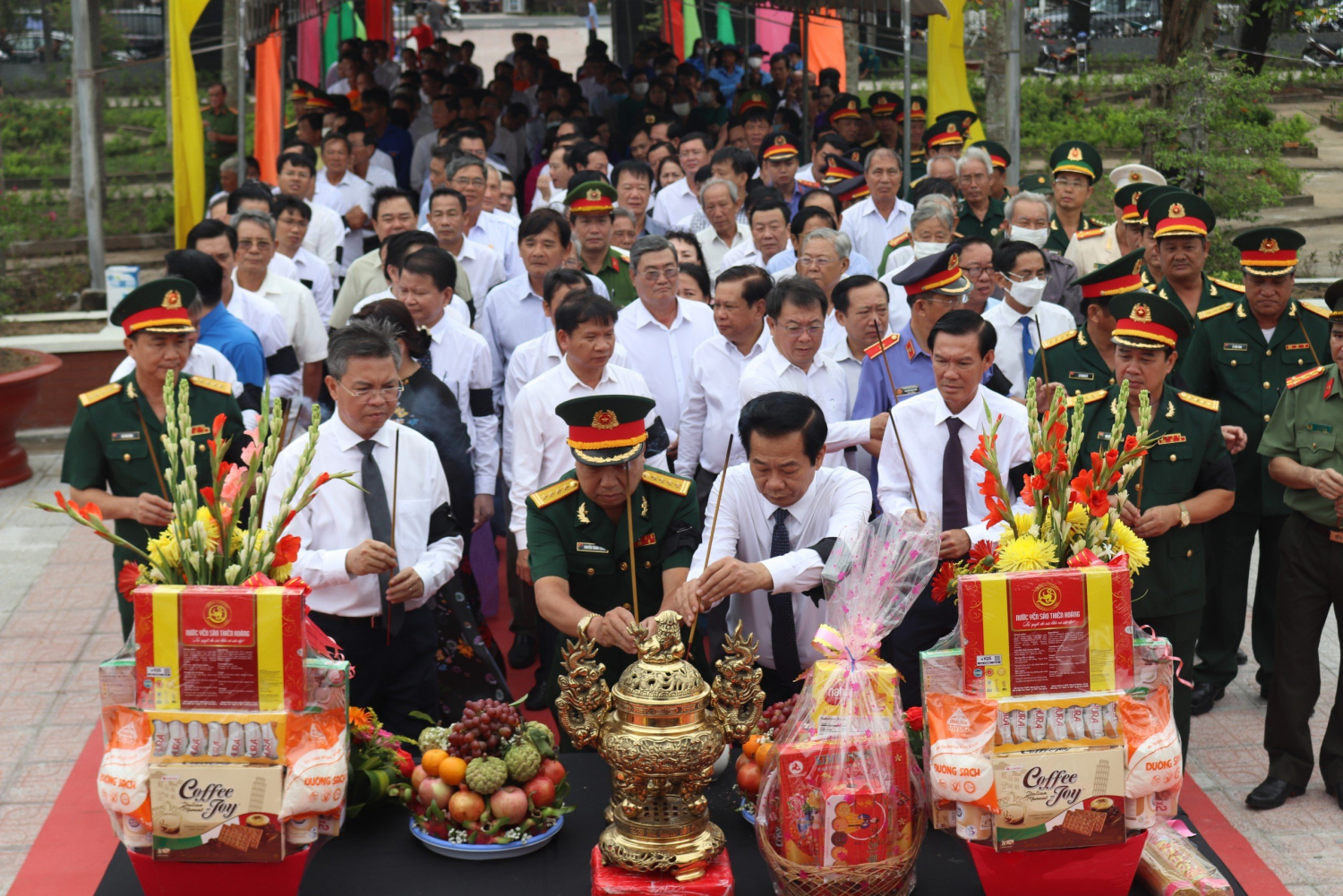 Các đại biểu dâng hương tại Lễ truy điệu, an táng 27 hài cốt liệt sĩ quân tình nguyện và chuyên gia Việt Nam hy sinh tại Campuchia và trong nước đợt 26 năm 2023, tại Nghĩa trang Liệt sĩ huyện Hòn Đất. Ảnh: Thu Oanh