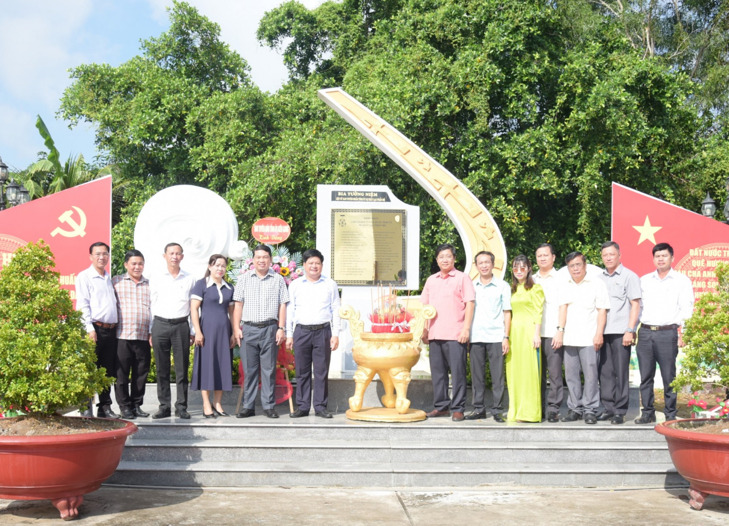 Đồng chí Tống Phước Trường, Ủy viên Ban Thường vụ, Trưởng ban Tuyên giáo Tỉnh ủy (thứ 6, từ trái qua), cùng các đại biểu chụp ảnh lưu niệm tại bia tưởng niệm liệt sĩ ngành tuyên giáo của Đảng, Nghĩa trang Liệt sĩ huyện Vĩnh Thuận. Ảnh Thanh Xuân