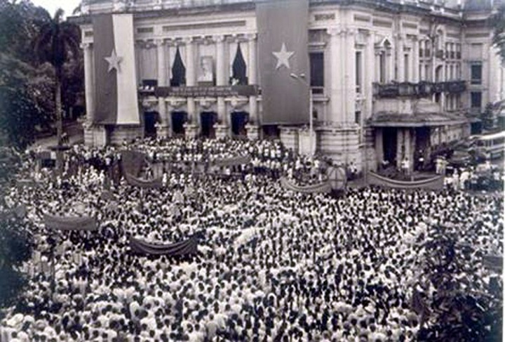 Mít tinh Tổng khởi nghĩa Tháng Tám năm 1945 tại Quảng trường Nhà hát Lớn Hà Nội (19/8/1945). Ảnh TL