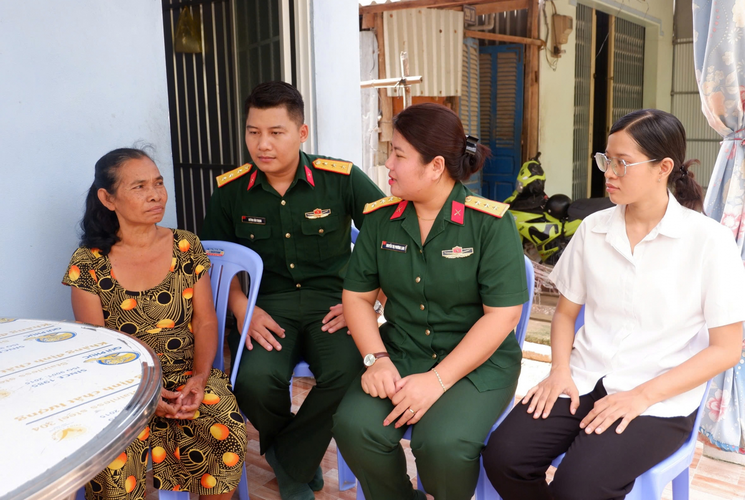 Thanh niên, phụ nữ lực lượng vũ trang tỉnh thăm hỏi, động viên bà Thị Da - phụ nữ đồng bào dân tộc Khmer, hộ nghèo của ấp Hòn Sóc, xã Thổ Sơn huyện Hòn Đất cố gắng vươn lên trong cuộc sống.