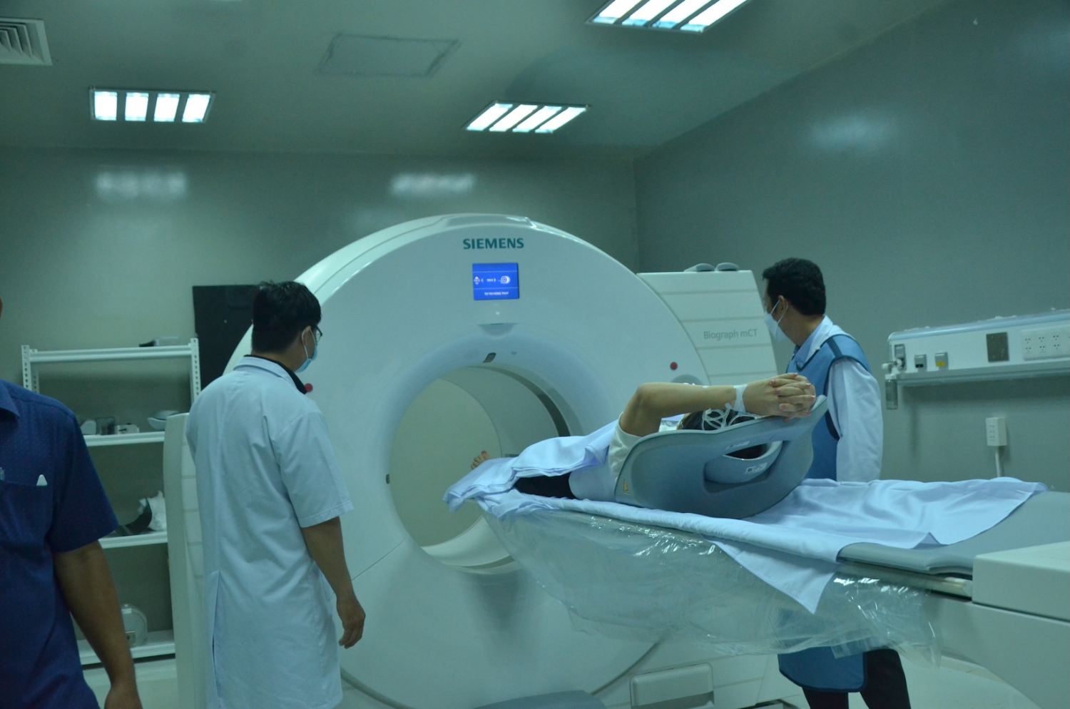 Bệnh nhân chuẩn bị chụp PET-CT giúp đánh giá chính xác giai đoạn và phát hiện tổn thương bệnh ung thư để có phương pháp điều trị phù hợp.