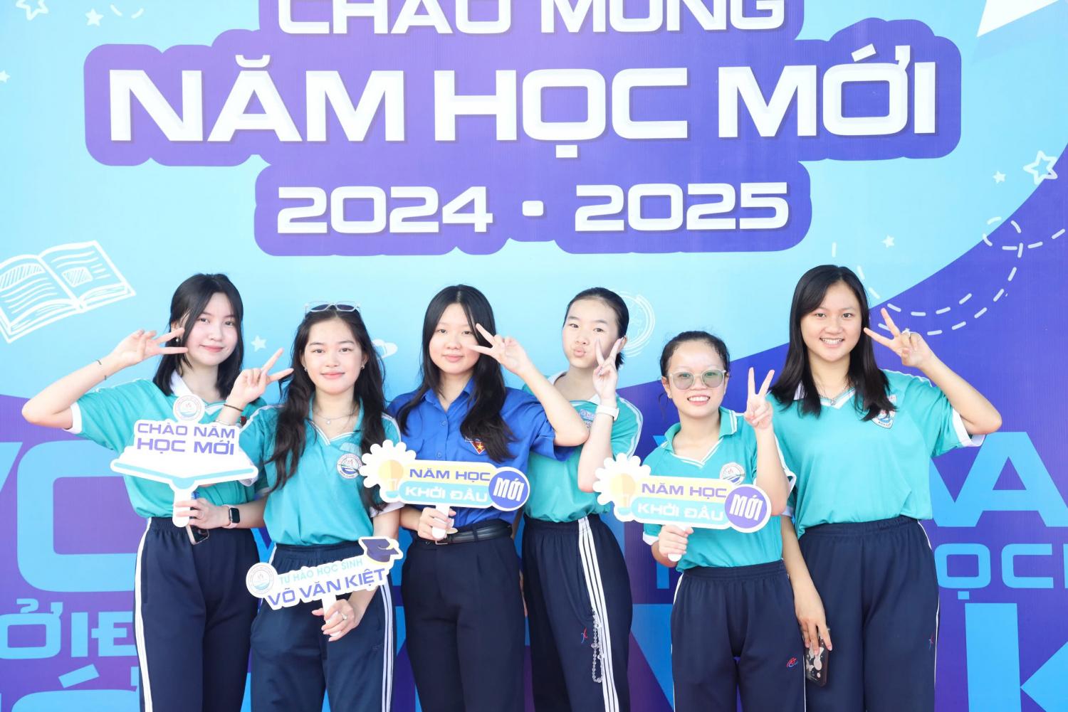 Học sinh Trường Trung học cơ sở và Trung học phổ thông Võ Văn Kiệt (TP. Rạch Giá) chụp ảnh lưu niệm nhân ngày tựu trường năm học 2024-2025. Ảnh: Bích Tuyền