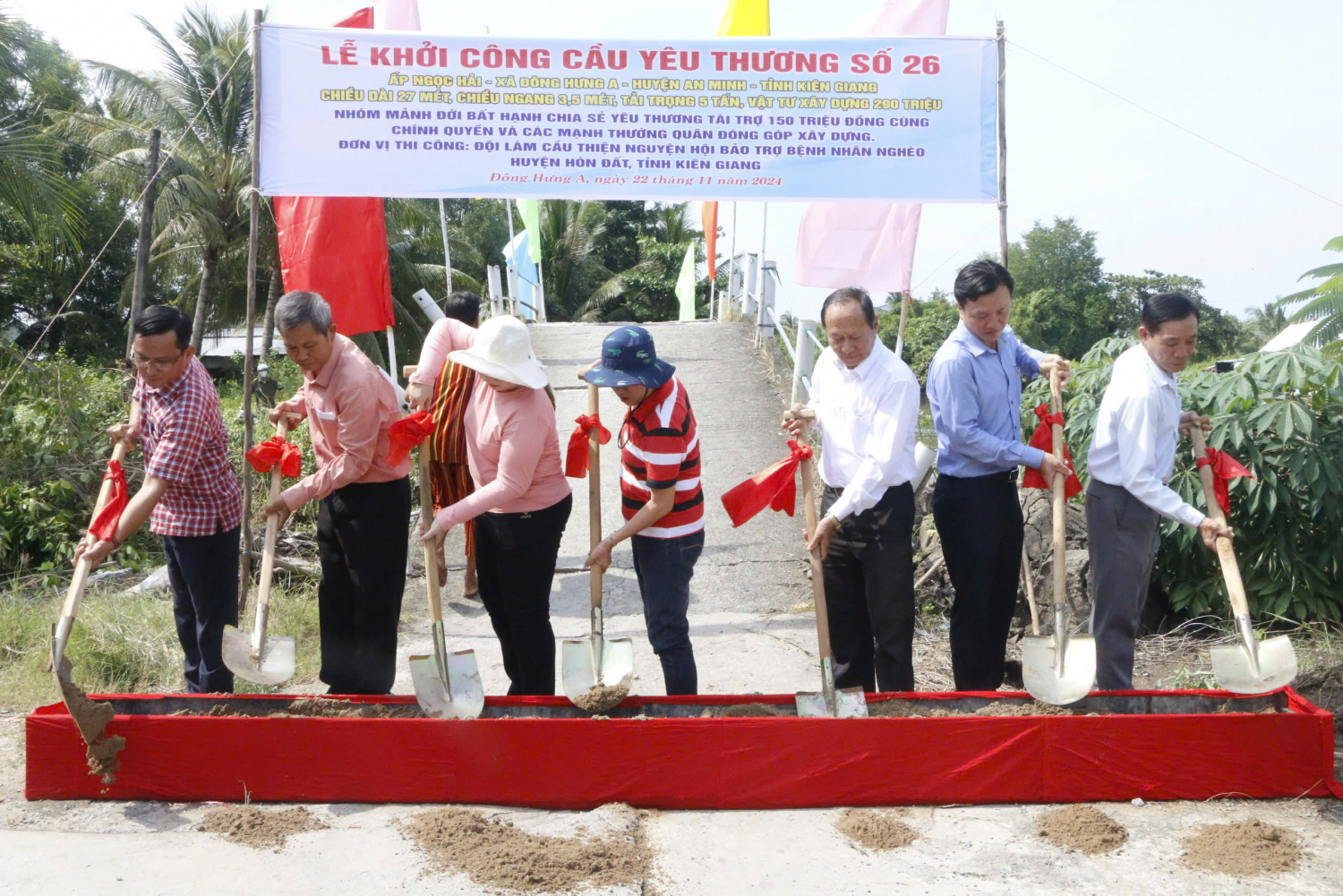 Lãnh đạo Mặt trận Tổ quốc Việt Nam huyện An Minh làm lễ khởi công cầu yêu thương số 26, xã Đông Hưng A.