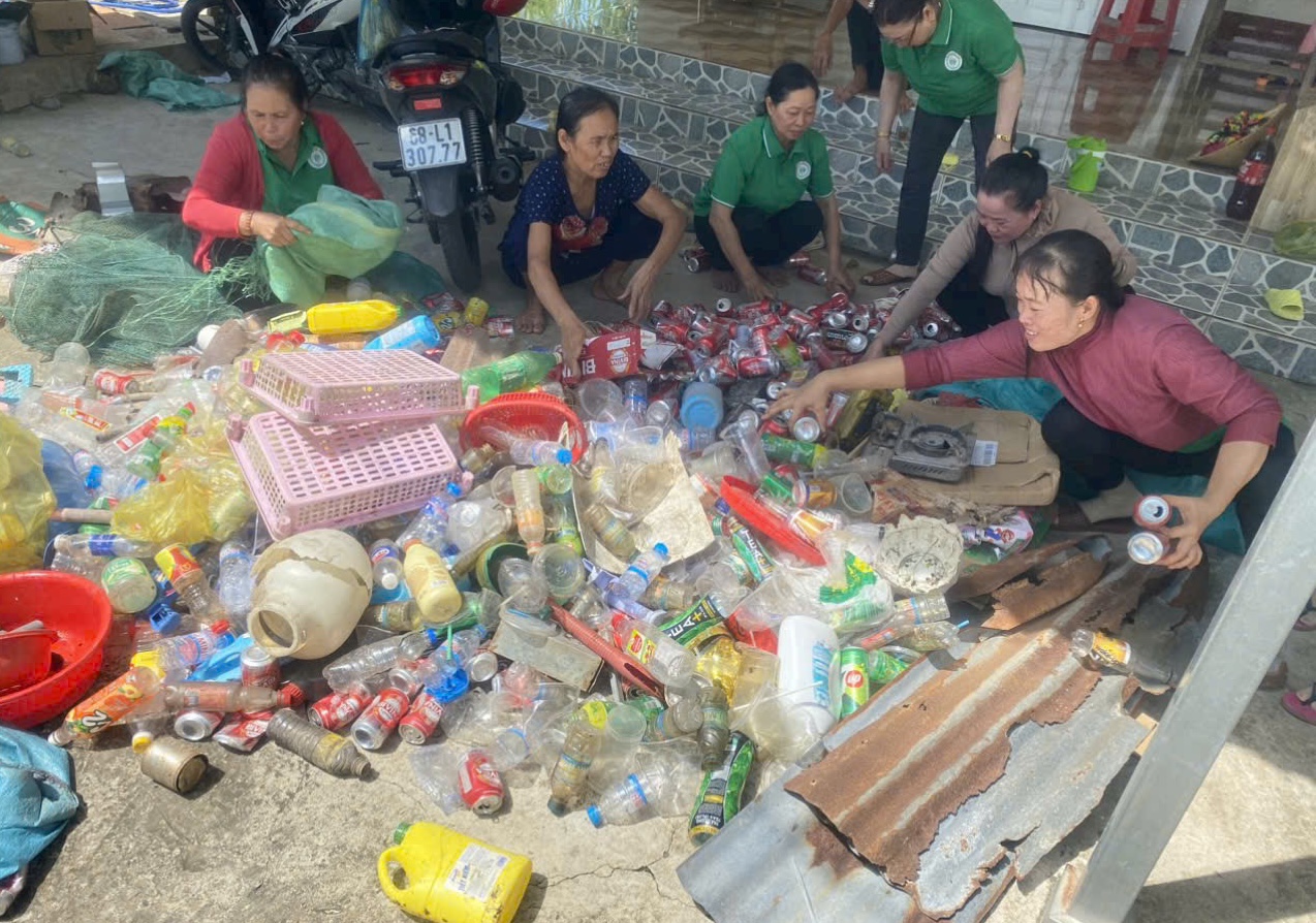 Hội viên phụ nữ Chi hội ấp Minh Tân A, huyện U Minh Thượng đang phân loại chất thải nhựa.