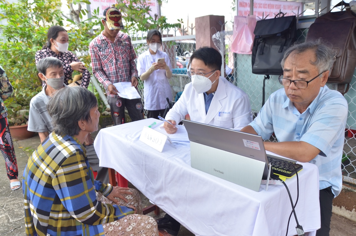 Người dân được khám sàng lọc tầm soát bệnh lao tại Trạm Y tế phường An Hòa (TP. Rạch Giá).