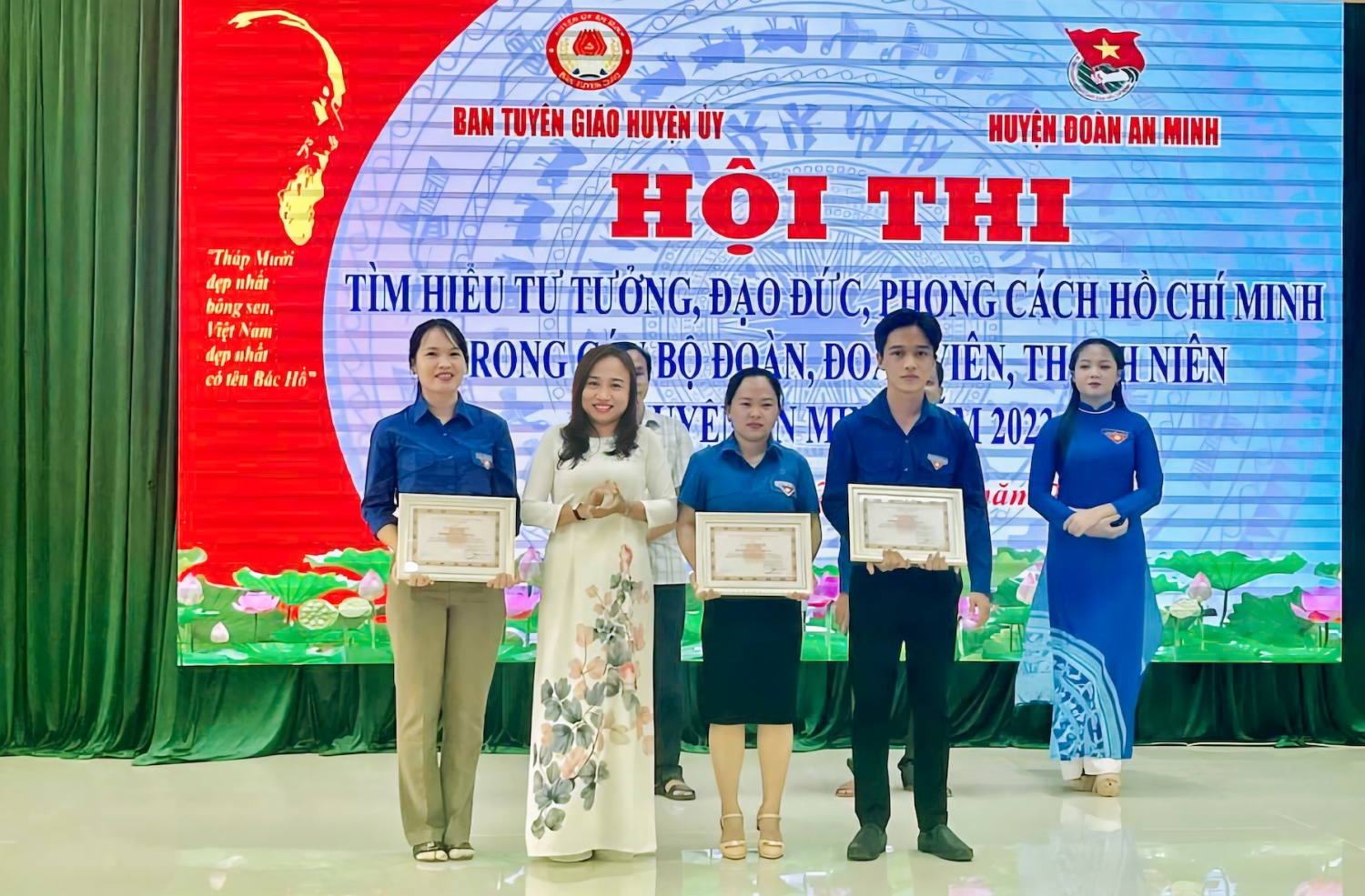 Đồng chí Huỳnh Thị Mỹ Phương trao giấy khen cho các thí sinh tại Hội thi tìm hiểu tư tưởng, đạo đức, phong cách Hồ Chí Minh trong cán bộ, đoàn viên, thanh niên huyện An Minh năm 2023.