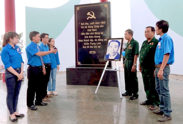 Các đại biểu tham quan Khu di tích Ranh Hạt.